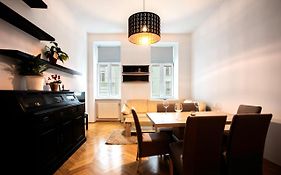 3-Bedroom Apartment In Central Vienna